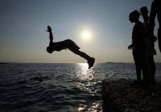 Δημογραφικό: Το τρομακτικό σενάριο να μειωθεί ο πληθυσμός των νέων κατά ένα εκατομμύριο