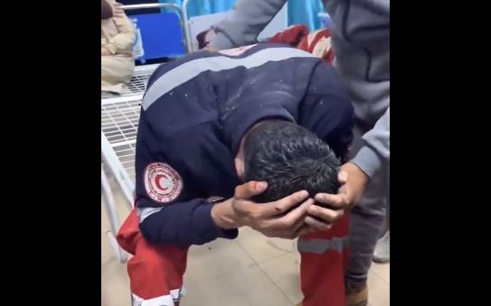 Γάζα: Νοσηλευτής καταρρέει όταν μαθαίνει ότι σκοτώθηκε το παιδί του σε ισραηλινή επιδρομή [Βίντεο]
