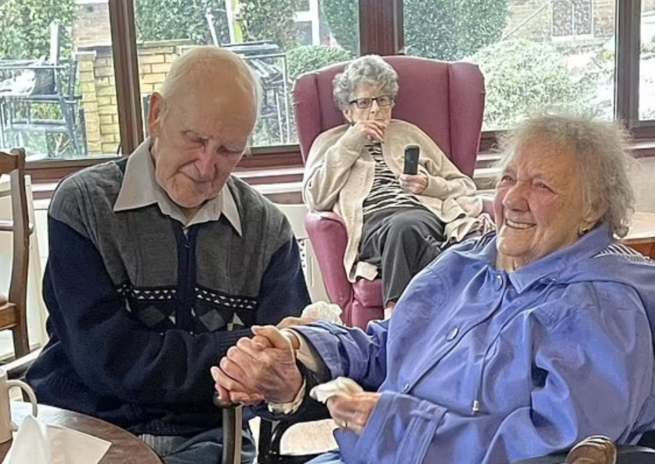 Μια αληθινή ιστορία αγάπης: Η στιγμή επανένωσης ηλικιωμένου ζευγαριού μετά από μήνες