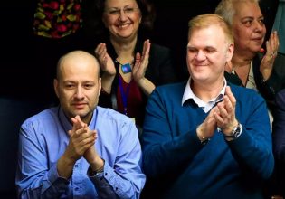 Νέα Σμύρνη: «Θα γίνουμε επιτέλους μία οικογένεια με δύο επίθετα» λέει το ομόφυλο ζευγάρι που έχει τρία παιδιά