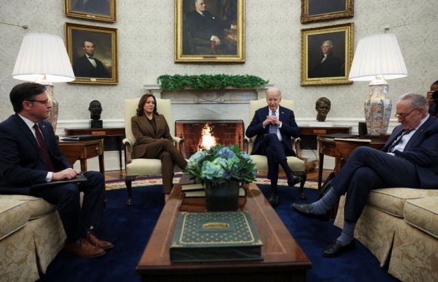 ΗΠΑ: Εντατικές συνομιλίες Μπάιντεν – Τζόνσον στον Λευκό Οίκο για τη χρηματοδότηση της Ουκρανίας