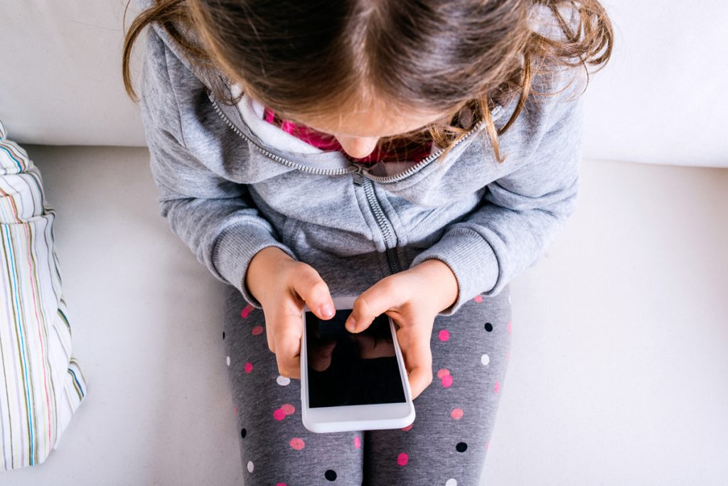 Δίωξη Ηλεκτρονικού Εγκλήματος: Το 95% των παιδιών «σερφάρουν» από το κινητό – Η σύνδεση με το μπούλινγκ