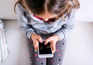Δίωξη Ηλεκτρονικού Εγκλήματος: Το 95% των παιδιών «σερφάρουν» από το κινητό – Η σύνδεση με το μπούλινγκ