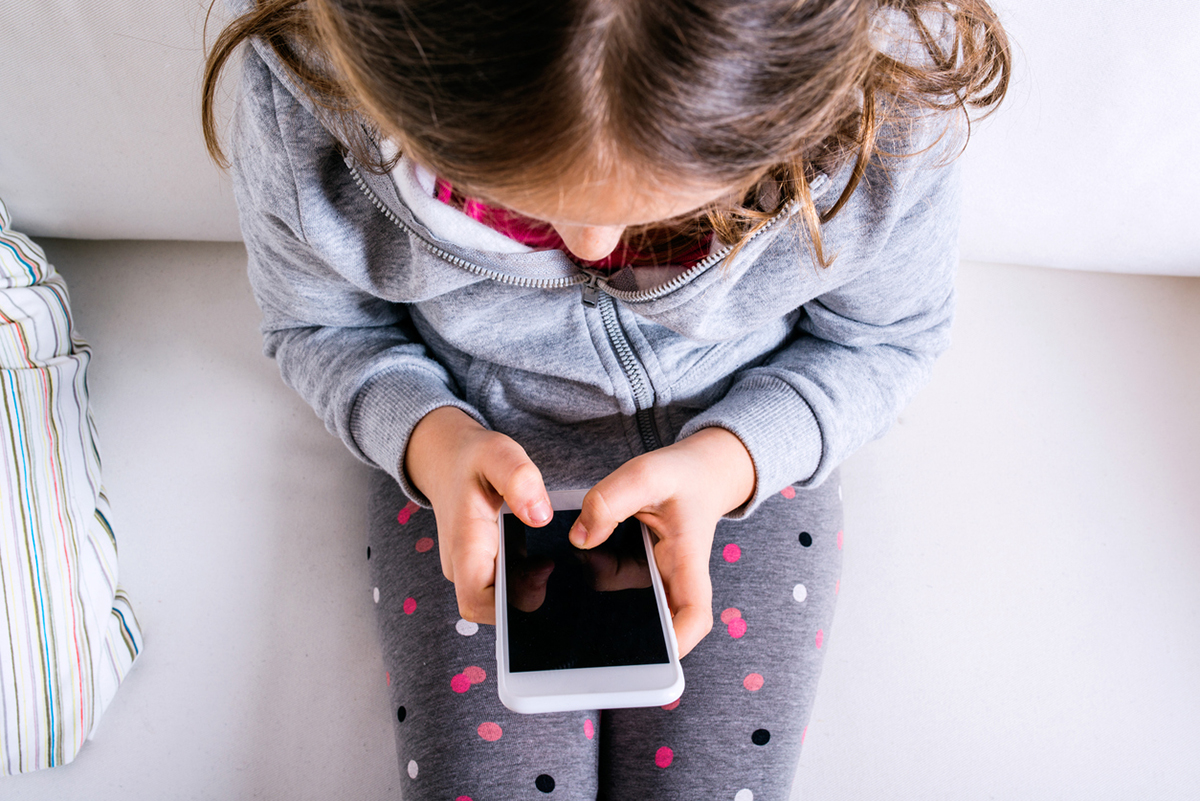 Δίωξη Ηλεκτρονικού Εγκλήματος: Το 95% των παιδιών «σερφάρουν» από το κινητό - Η σύνδεση με το μπούλινγκ