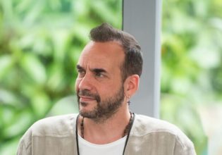 Ο Πάνος Μουζουράκης ετοιμάζει το δικό του «καμπαρέ» στο VOX