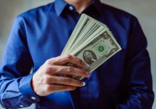 Ο «Έλληνας» που έβγαλε 1 δισ. ποντάροντας στις αποφάσεις της Fed