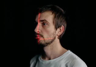 Βρετανία: Εργολάβος της κυβέρνησης σκάναρε τα πρόσωπα των εργαζομένων