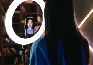 Σχεδόν όλοι οι influencer πλουτίζουν από γκρίζες διαφημίσεις