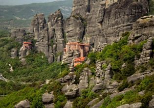 Μετέωρα: Σκαρφαλωμένα μοναστήρια σε θεόρατους κάθετους βράχους προκαλούν δέος – Δείτε φωτογραφίες