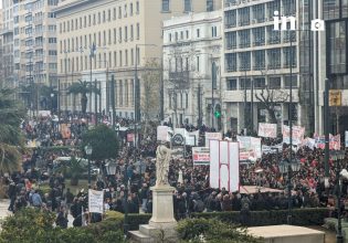 «Τα κέρδη τους ή οι ζωές μας» – Μεγαλειώδεις πορείες σε ολόκληρη τη χώρα για το δυστύχημα στα Τέμπη
