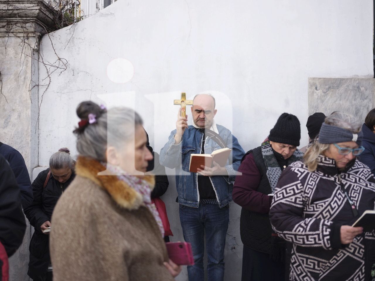 Σταυροί, ψαλμοί και Αγία Γραφή για να… ξορκίσουν τον γάμο ομοφύλων