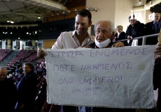 «ΣΥΡΙΖΑ ενωμένος ποτέ νικημένος»: Πανό ενότητας σήκωσε ο Κασσελάκης με ηλικιωμένο σύνεδρο