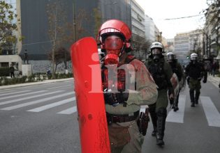 Επίθεση με κόκκινη μπογιά σε αστυνομικό των ΜΑΤ – Σε εξέλιξη τα επεισόδια στην Αθήνα