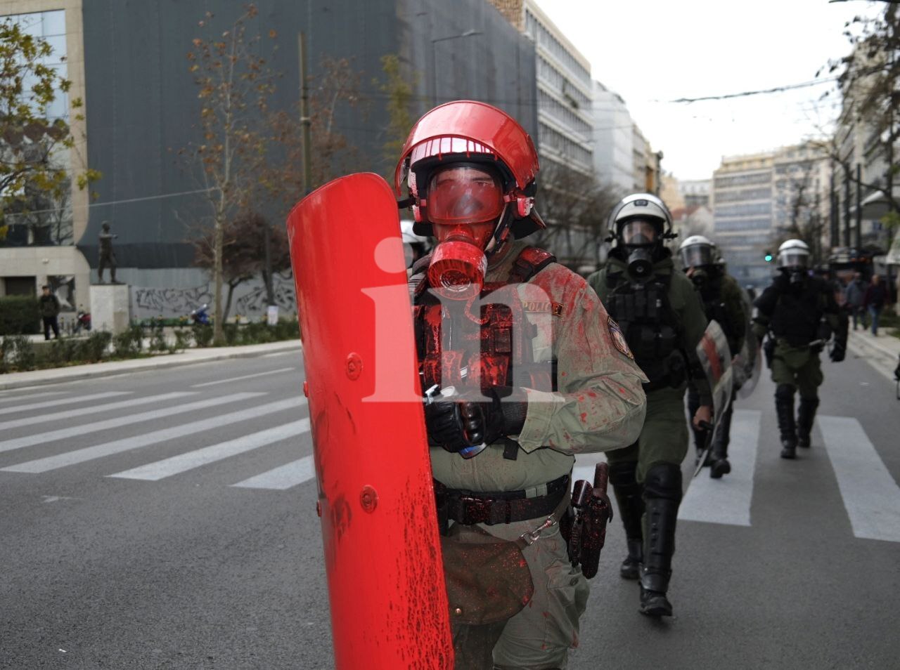 Επίθεση με κόκκινη μπογιά σε αστυνομικό των ΜΑΤ - Σε εξέλιξη τα επεισόδια στην Αθήνα
