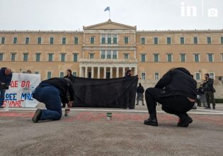 Τέμπη: Ο Χάρης Δούκας για τα σβησμένα ονόματα στο Σύνταγμα – «Μια συγγνώμη δεν είναι αρκετή»