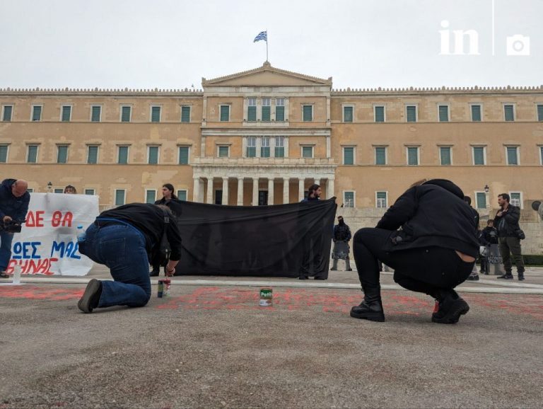 Τέμπη: Ο Χάρης Δούκας για τα σβησμένα ονόματα στο Σύνταγμα – «Μια συγγνώμη δεν είναι αρκετή»