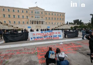 «Το αίμα ούτε σβήνεται ούτε ξεπλένεται»: Φοιτητές ξαναγράφουν τα ονόματα των 57 αδικοχαμένων των Τεμπών
