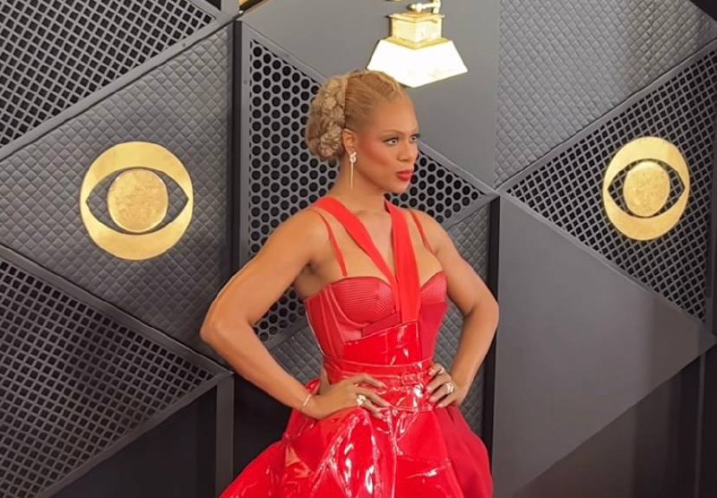 Η τρανς σούπερ σταρ Laverne Cox εντυπωσιάζει με το κόκκινο μίνι φόρεμα της στα Grammy 2024