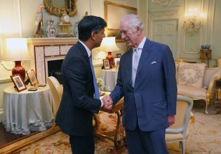 Ο βασιλιάς Κάρολος «δακρύζει από συγκίνηση» – Συναντήθηκε με τον πρωθυπουργό Ρίσι Σούνακ