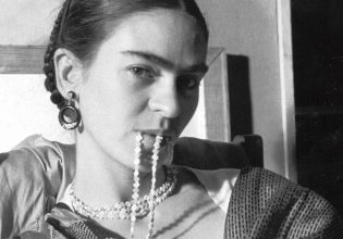 «Οι άνθρωποι της υψηλής κοινωνίας ζουν την πιο ηλίθια ζωή»: Ένα νέο ντοκιμαντέρ για την αθυρόστομη Φρίντα Κάλο