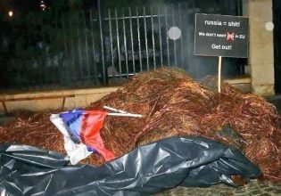 Πολωνία: Διαδηλωτές πέταξαν κοπριά έξω από την κατοικία του πρεσβευτή της Ρωσίας