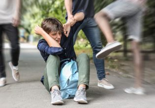 Panic Button: Η χρήση του επεκτείνεται και στις υποθέσεις αντιμετώπισης της βίας ανηλίκων