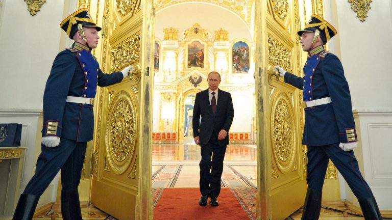 Οι θεωρίες συνωμοσίας, η καταστολή και η συκοφαντία καθορίζουν τη Ρωσία του Πούτιν