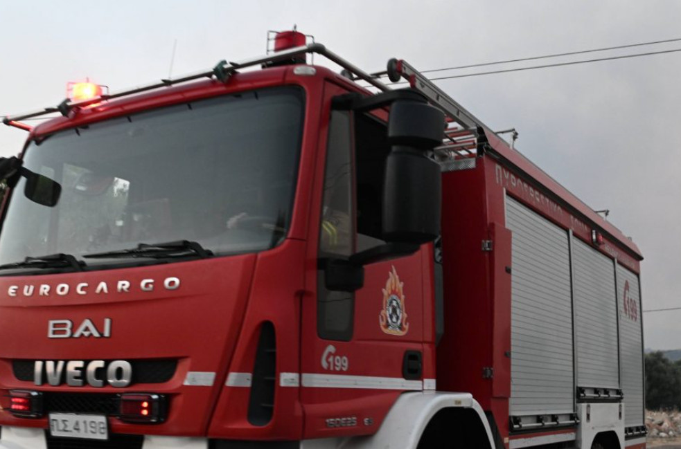 Θεσσαλονίκη: Στις φλόγες τυλίχθηκε σπίτι στο Ωραιόκαστρο - Επιχείρηση απεγλωβισμού των ενοίκων