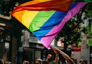 «Θα είναι μια ιστορική μέρα» – Ο αγώνας της ελληνικής ΛΟΑΤΚΙ+ κοινότητας για το δικαίωμα στον γαμο