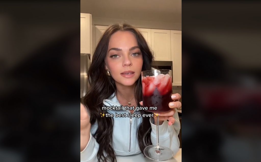 «Sleepy Girl Mocktail»: Viral κοκτέιλ του TikTok υπόσχεται «καλύτερο ύπνο»