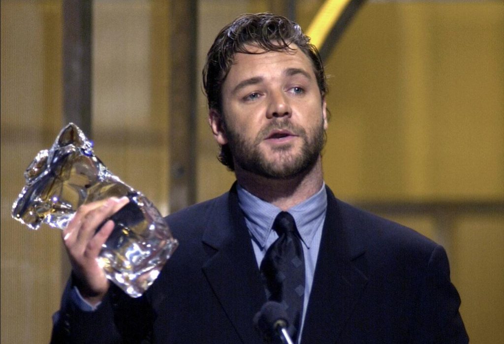 Ο Ράσελ Κρόου έσπασε τα πόδια του στο «Robin Hood» και απλά συνέχισε το γύρισμα