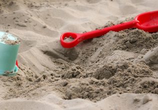 ΗΠΑ: Παιδί καταπλακώθηκε από την άμμο σε τρύπα που είχε σκάψει σε παραλία της Φλόριντα