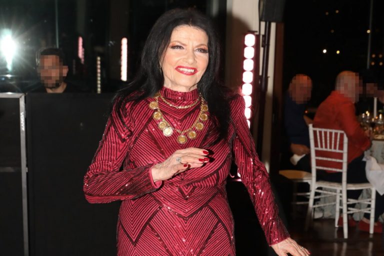 Ζωζώ Σαπουντζάκη: «Είμαι ζωντανή, είμαι υγιής, ξεπέρασα την αιφνίδια περιπέτεια μου»