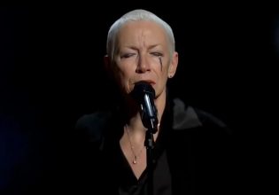 Η Annie Lennox ζητά κατάπαυση του πυρός στη Γάζα στο τέλος της συναισθηματικά φορτισμένης εμφάνισης στα βραβεία Grammy