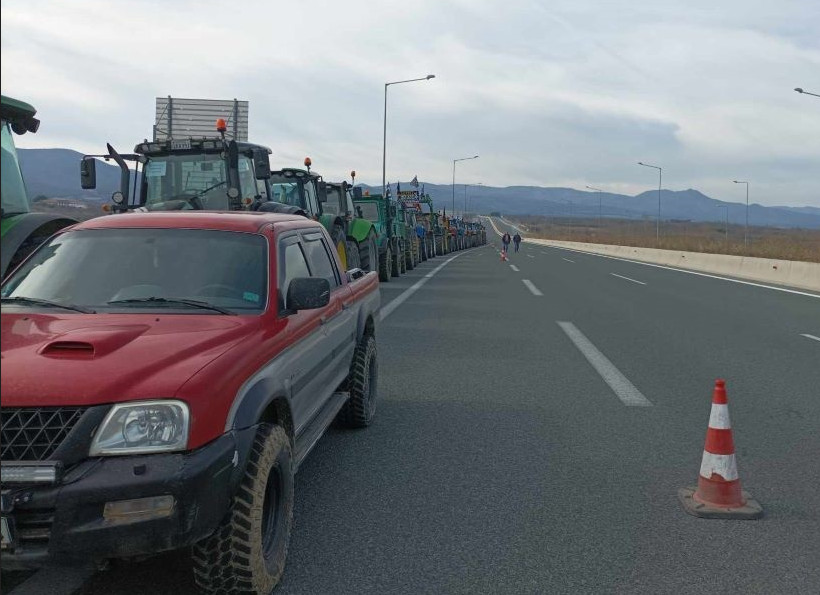 Σέρρες: Οι αγρότες έκλεισαν συμβολικά με τρακτέρ την Εγνατία Οδό