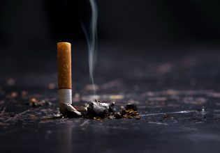 Κάπνισμα: H Νέα Ζηλανδία παίρνει πίσω την πρώτη παγκοσμίως απόφαση απαγόρευσης
