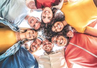 Η οικονομική απόγνωση θέλει… καλοπέραση – Η νέα τάση που φέρνει η Gen Z