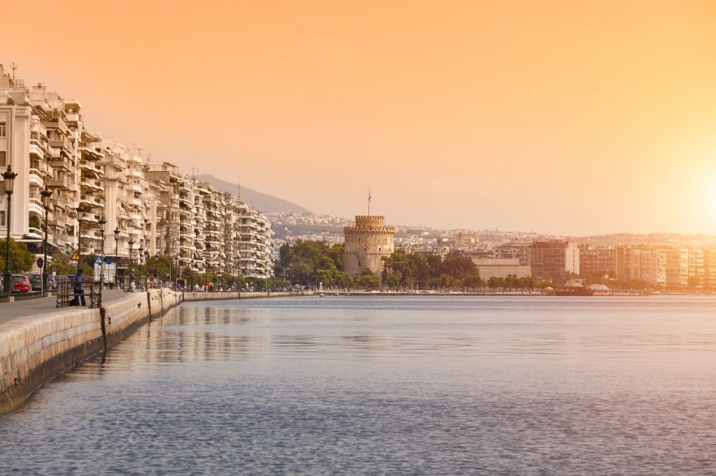 Θεσσαλονίκη: Διάσπαρτες κηλίδες από ιριδίζον φιλμ πετρελαιοειδών «κάλυψαν» το λιμάνι