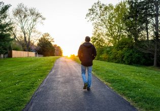 Περπάτημα και ποδήλατο: Γιατί μας προστατεύουν από καρκίνο και καρδιοπάθεια