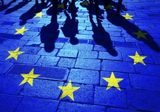 Τελικά ποιος είναι πιο «Ευρωπαίος»; Όσοι θέλουν κράτος δικαίου ή οι ακροδεξιοί συνοδοιπόροι της κυβέρνησης στην Ευρώπη;