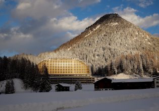 Άλπεις: Η πολυτέλεια χτυπάει κόκκινο με τους… «μπάτλερ του σκι» για πλούσιους