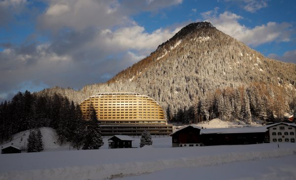 Άλπεις: Η πολυτέλεια χτυπάει κόκκινο με τους… «μπάτλερ του σκι» για πλούσιους