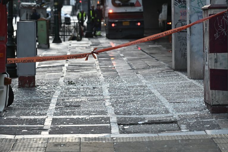 Δεκάδες τζάμια έσπασαν από τη βόμβα στο υπουργείο Εργασίας – Αποκαταστάθηκαν οι ζημιές