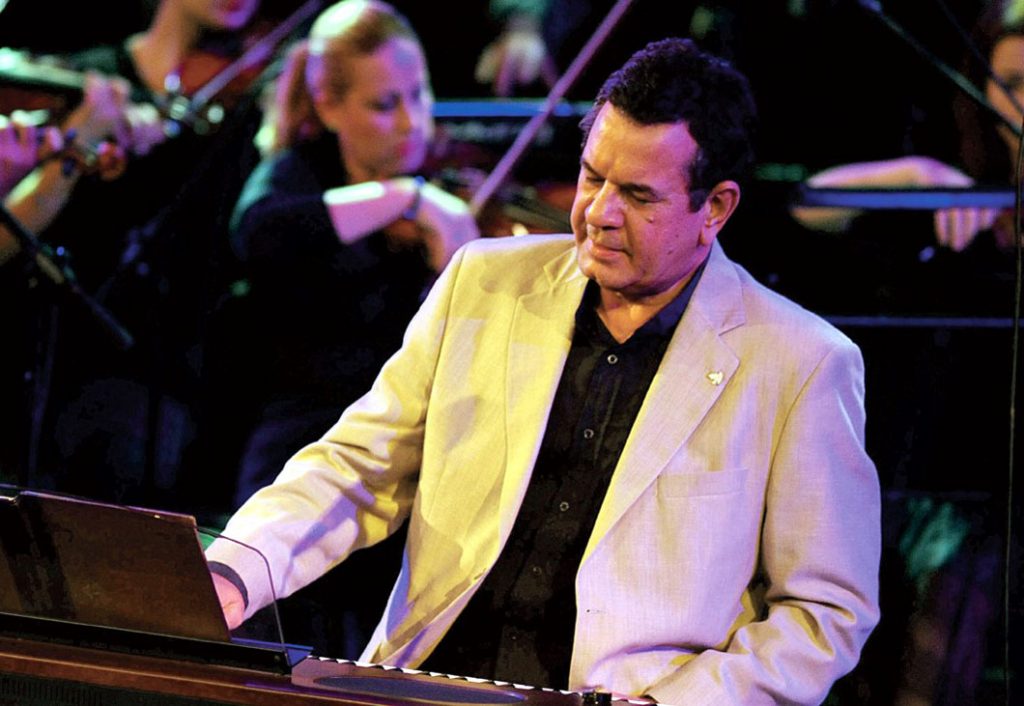 Ο Σταμάτης Σπανουδάκης τιμά τους Ήρωες της Πολεμικής Αεροπορίας με μια μοναδική συναυλία στο Christmas Theater