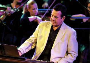 Ο Σταμάτης Σπανουδάκης τιμά τους Ήρωες της Πολεμικής Αεροπορίας με μια μοναδική συναυλία στο Christmas Theater