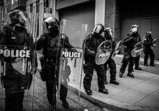 Η αστυνομική βία σκοτώνει: 9.000 θύματα από το 2015 – Στο στόχαστρο οι μετανάστες