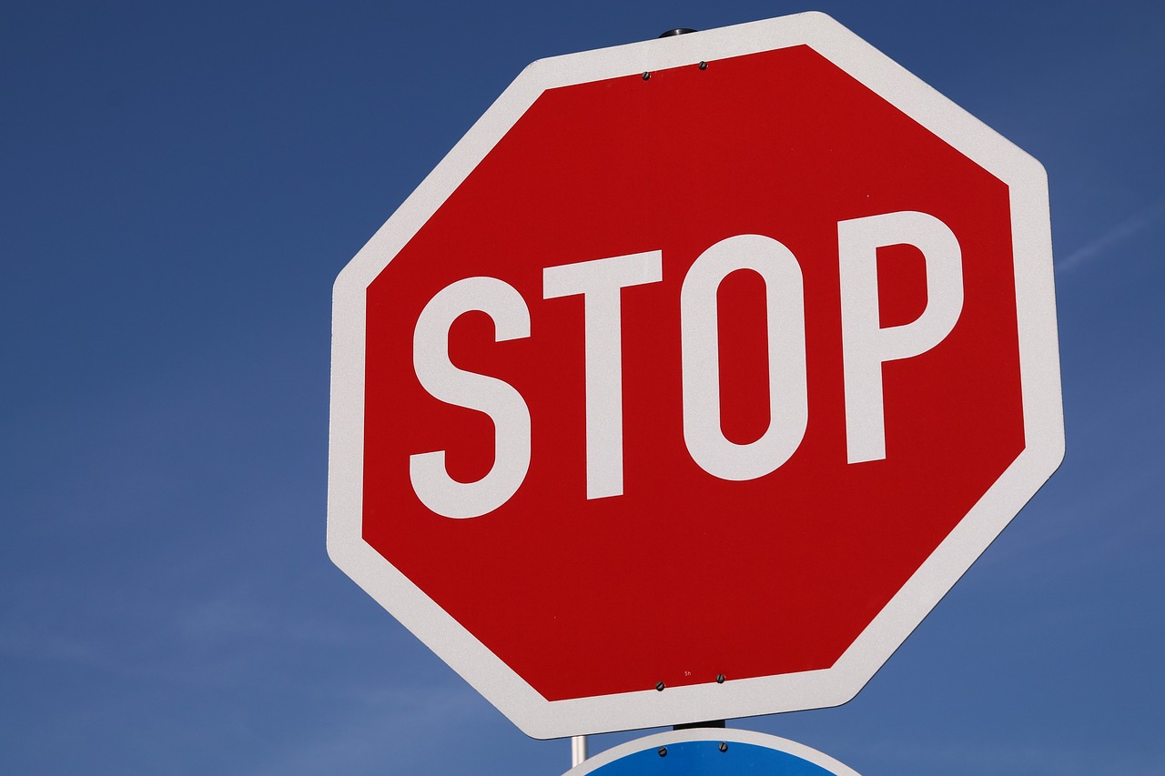 Γιατί η πινακίδα του STOP είναι οκτάγωνη; – Η απάντηση θα σας εκπλήξει