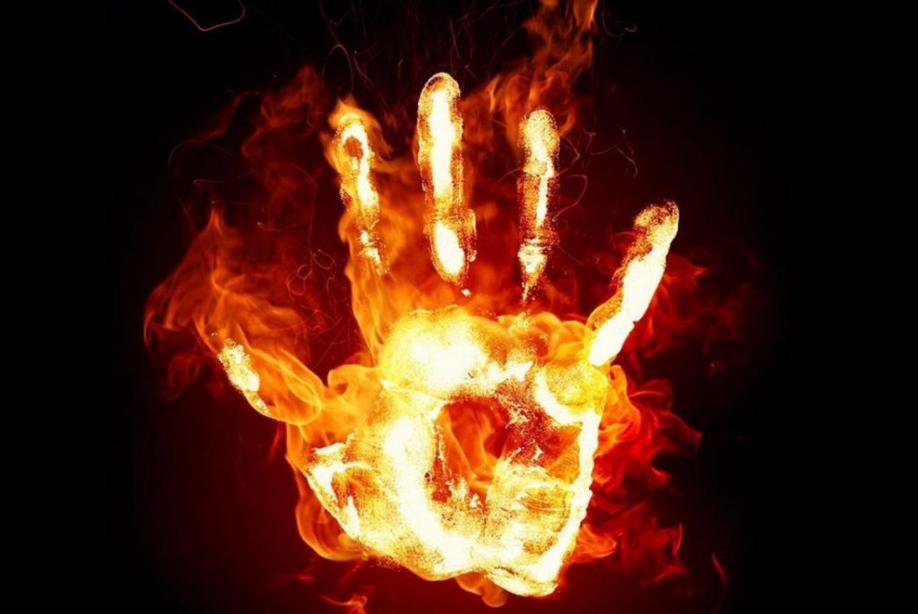 Στα μπλόκα ανάβουνε φωτιές, στα πανεπιστήμια δεν σβήνουν παρά τις απειλές, και τα όμορφα 41% όμορφα καίγονται