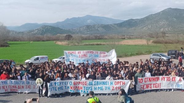 Τέμπη: Συγκέντρωση φοιτητών στο σημείο του δυστυχήματος