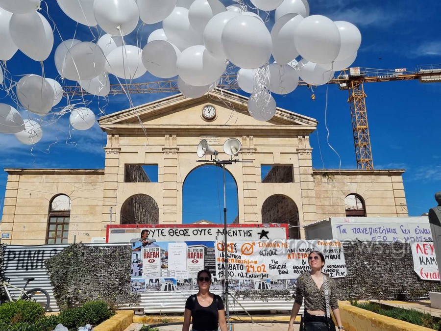 Τέμπη: «Πες στους δικούς μου ότι θα αργήσω απόψε» – 57 μπαλόνια στον ουρανό των Χανίων για τα θύματα